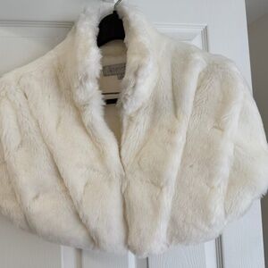TAHARI Arthur S Levine Faux Fur Capelet/Shawl/Shrug